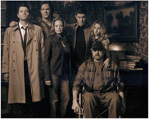 Glumačka postava grupe Supernatural snimljena je u nijansama sepije na fotografiji od 8 do 10 inča