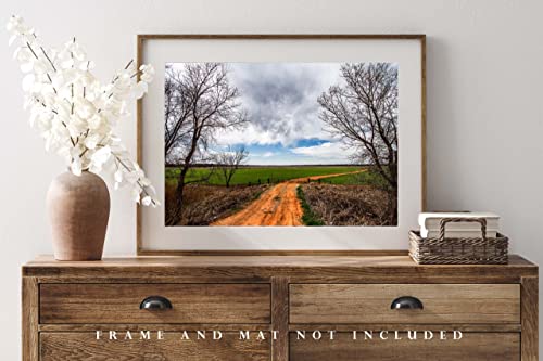 Fotografska fotografija Print Slika crvene zemljane ceste koja vodi do pašnjaka na proljetni dan u Oklahomi ruralno zidna umjetnička