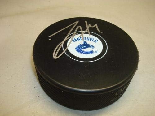 Michael Del Zotto potpisao je hokejaški pak Vancouver Canucks s autogramom 1-u-NHL Pak s autogramom