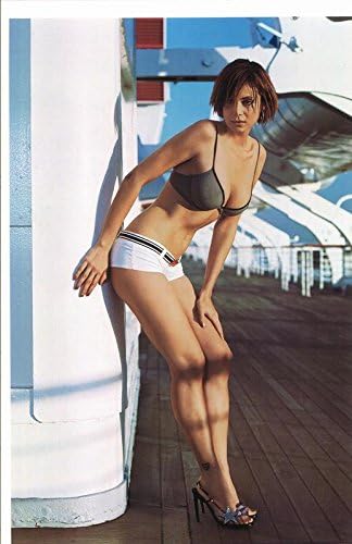 Seksi Catherine Bell stoji u grudnjaku i kratkim hlačama na brodu pinup 11 x 17 poster litho