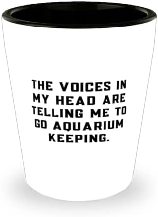 Akvarij čuvajući poklone za prijatelje, glasovi u mojoj glavi govore mi da odem, smiješan akvarij koji drži čašu, keramička šalica