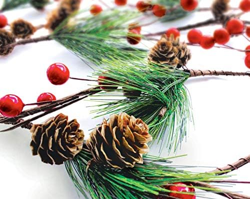 Zimski vijenac božićni ukras crvenih bobica, borovih konusa i zimzelena borova igla - neobičan blagdanski dekor za kuću, kuhinju, bar