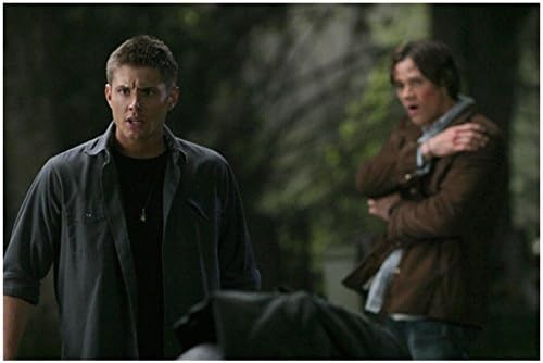 Nadnaravni Jensen Ackles kao Dean u šumi s Jaredom Padaleckijem dok je Sam drži rame 8 x 10 inča fotografije