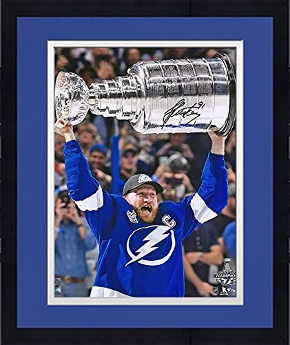 Uokvireni Steven Stamkos Tampa Bay Lightning 2021 Stanley Cup Champions Autografirani 16 x 20 fotografija za podizanje kupa - Autografirane