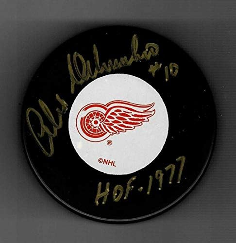Aleks Delveccio potpisao je veliki pak s logotipom Detroit crvena krila iz 1977. godine sa zlatnim autogramima NHL igrača