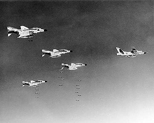 McDonnell F-4 Phantom bombardiranje Vijetnama 11x14 Silver Halonide Photo Print