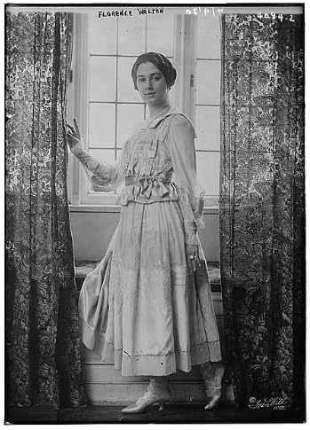 PovijesnaFindings Foto: Florence Walton, travanj 1920., žena koja stoji na prozoru