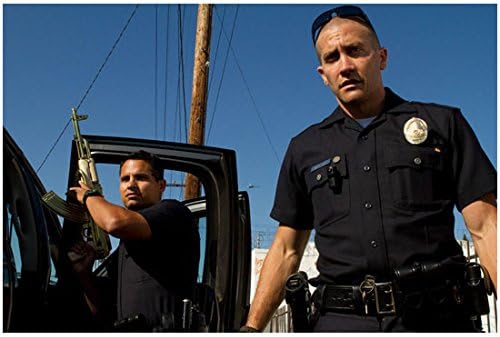 Kraj sata Michael Peña kao Mike Zavala koji drži veliku pušku u zraku i Jake Gyllenhaal kao Brian Taylor u uniformi 8 x 10 inča fotografije