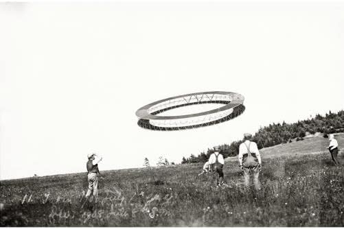 PovijesneFindings Foto: Alexander Graham Bell, Baddeck, Nova Scotia, Tetraedral Kite, srpanj 1908, promatrajući