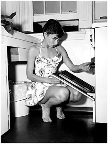 Audrey Hepburn izbliza u haljini koja izgleda u pećnici 8 x 10 fotografija