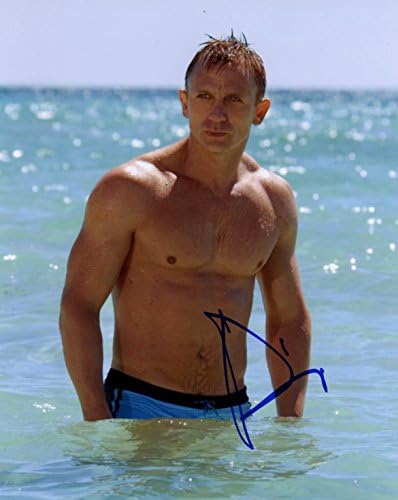 James Bond Daniel Craig osobno je potpisao fotografiju iz Casino Royalea